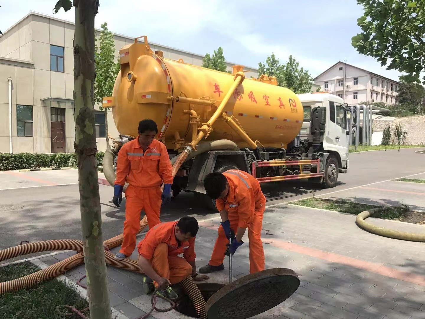 威宁管道疏通车停在窨井附近