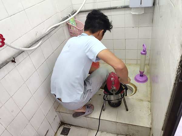 威宁管道堵塞冒臭气 专业师傅现场解决问题